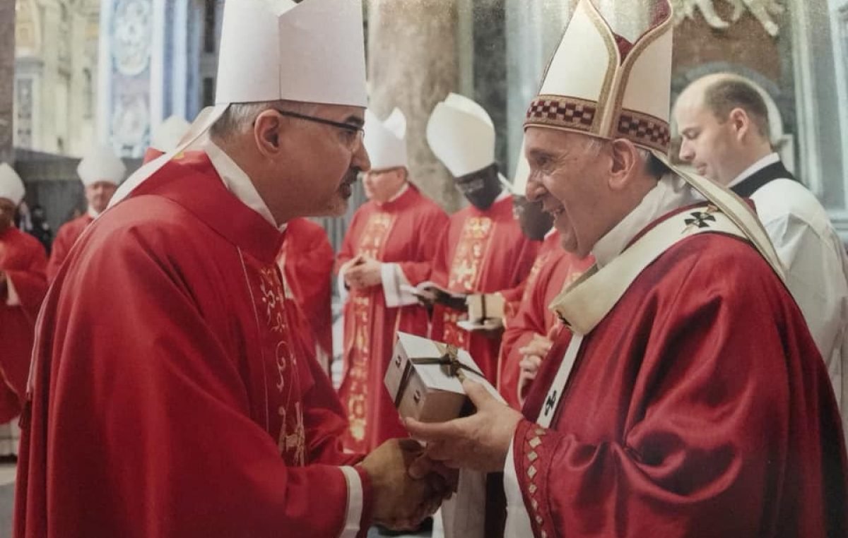 Dom-João-Justino-de-Medeiros-recebendo-o-pallium-das-mãos-do-Papa-Francisco_29.06.2019_Roma-1200x762_c