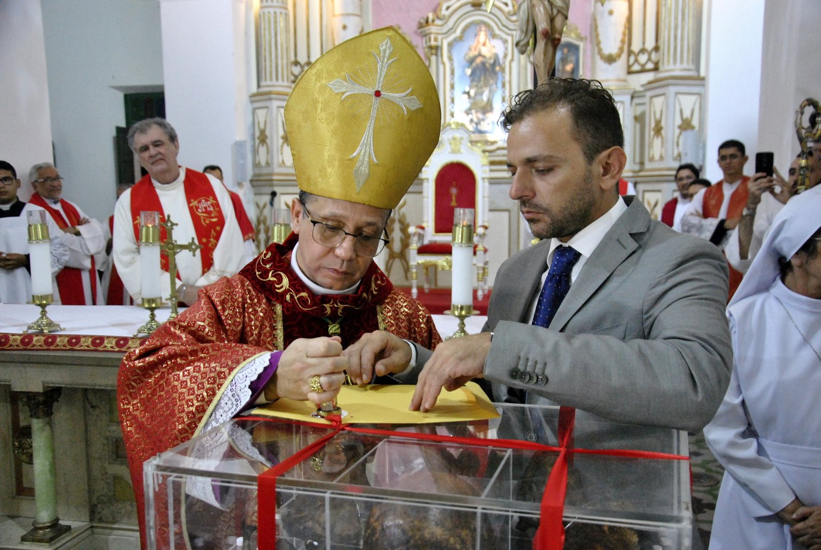 5 - Lacre da urna de acrílico com os restos mortais do Servo de Deus