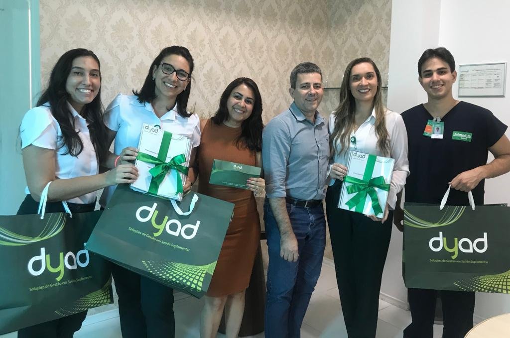 Colaborados do HUS recebendo em mãos cópias dos novos Processos Operacionais