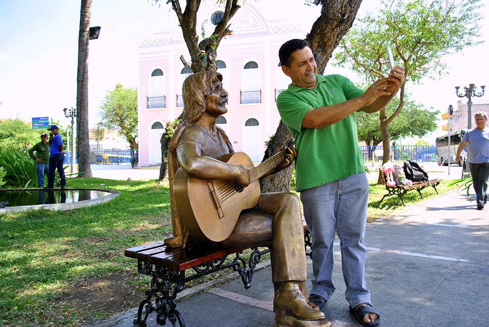 Estátua de Belchior na Praça São João (1)