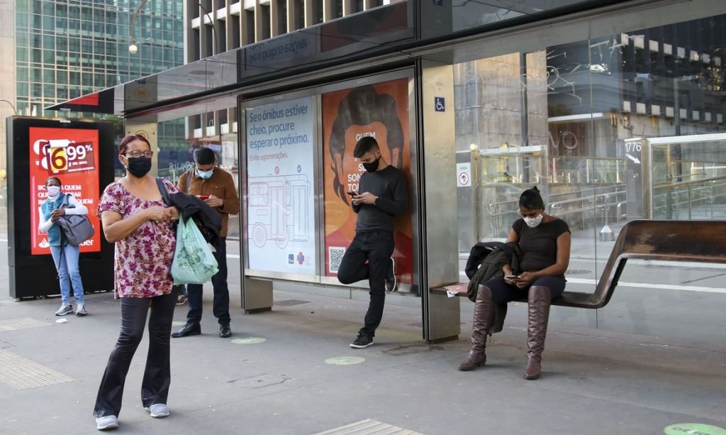 Movimentação em ponto de ônibus na avenida paulista.