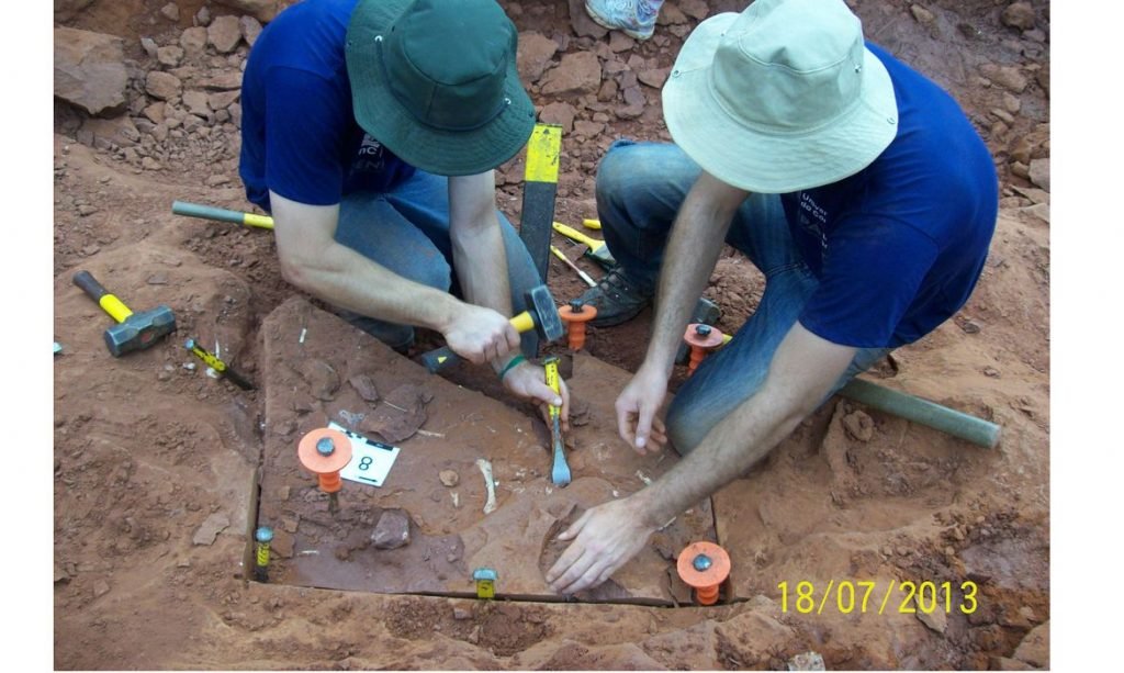 atividade_de_campo_em_cruzeiro_do_oeste_coordenado_pelo_cenpaleo_e_o_museu_nacional_ufrj_2_-_credito_cenpaleo