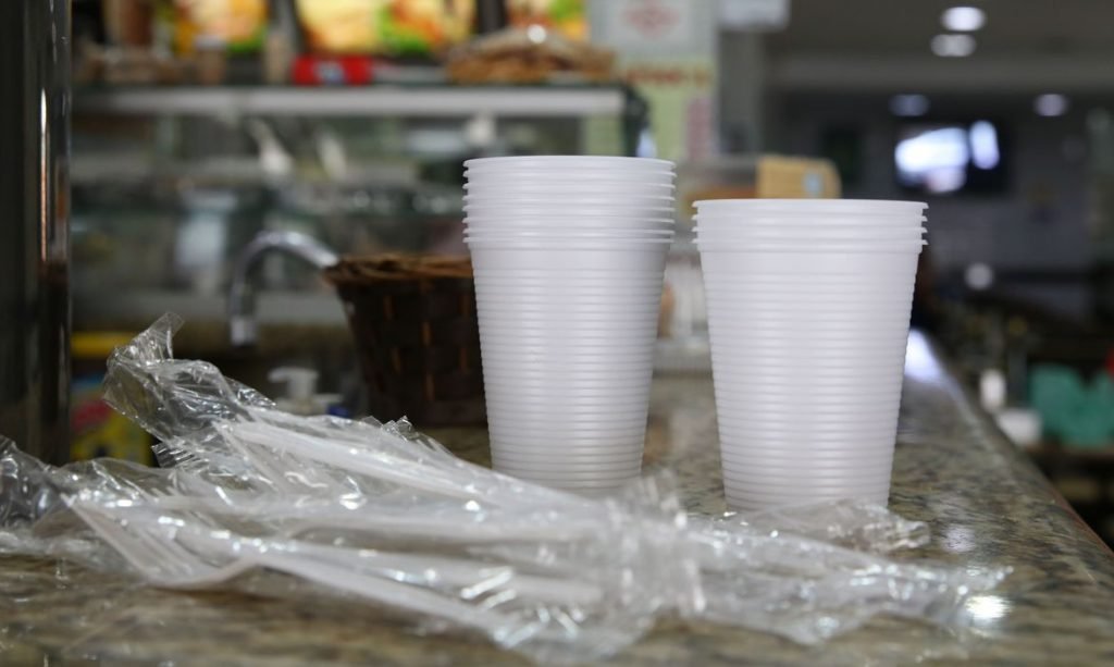 copos_e_talheres_de_plastico_abr_1301209255