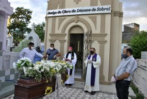NO CEMITÉRIO (3)
