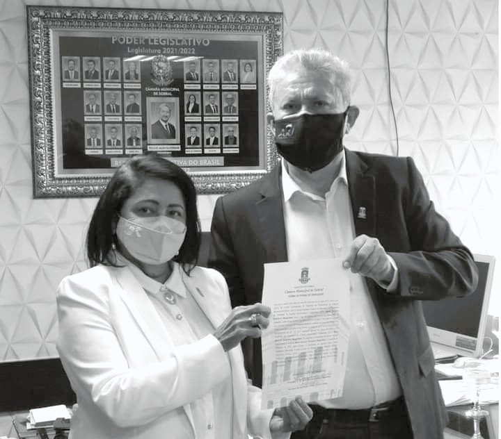 Vereadora Socorro Brasileiro recebe do presidente Páulão o termo de posse