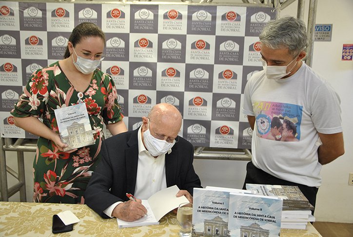padre ze lança livro sobre a historia da santa casa de sobral (4)