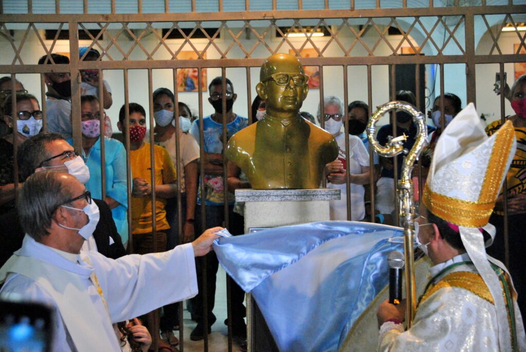 6 Pe. Gonçalo e Dom Vasconcelos descerraram o busto em homenagem ao Monsenhor José Aloysio Pinrto