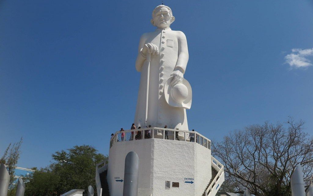 Estatua-do-Padre-Cicero-no-Horto-.2e16d0ba.fill-1120x700