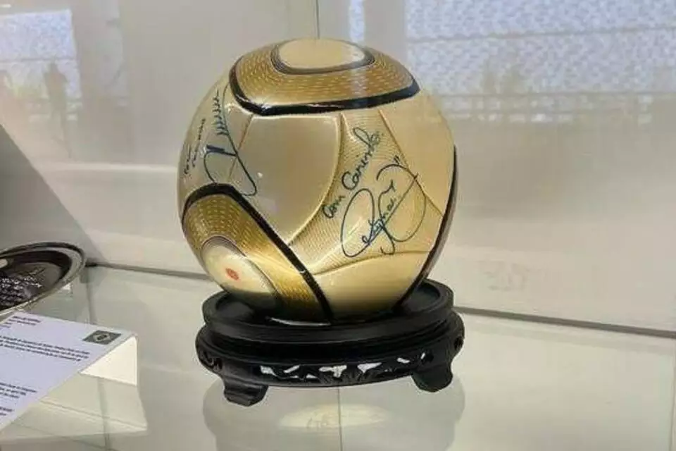 468adf52-bola-com-autografo-de-neymar-foi-presenteada-a-camara-pelo-time-do-santos-em-2012-foto-acervo-da-camara-1-960x640