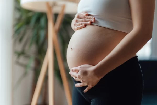 Foto-mulher-gravida-com-as-maos-na-barriga