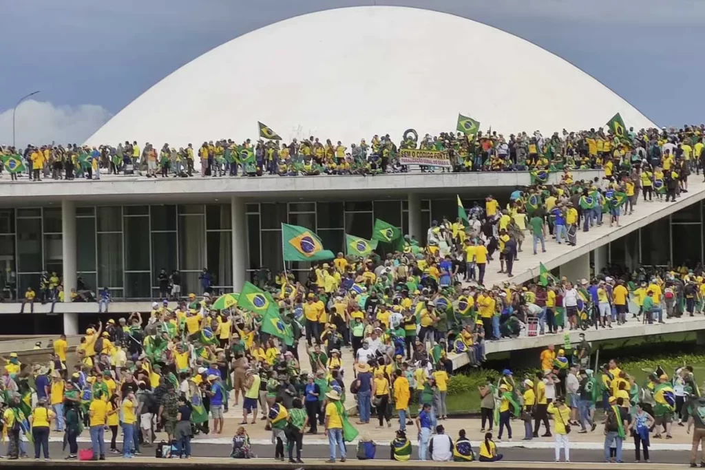 manistestantes-bolsonaristas-terroristas-invadem-o-Congresso-Nacional-e-destroem-o-patrimonio-2