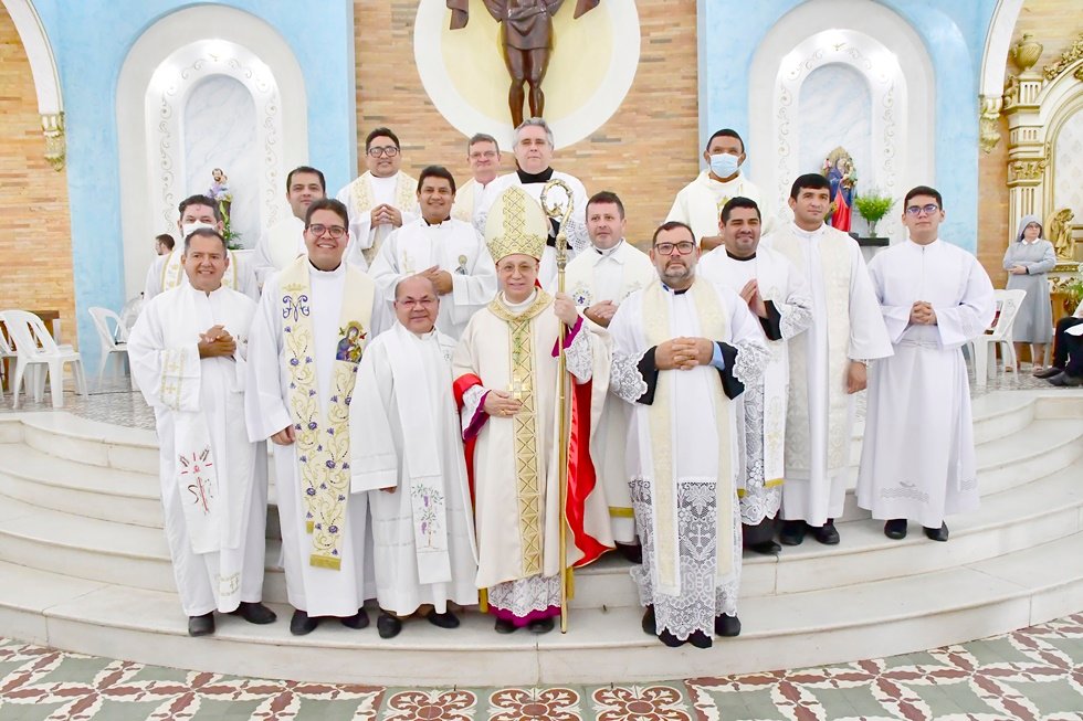 Dom Vasconcelos, bispo de Sobral, ladeado por padres da Região Coreaú