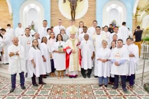 Padre Fábio Soares e os instituídos da Paróquia de Meruoca