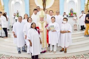 Padre Samoel Melo e os instituídos da Paróquia de Padre Linhares