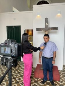 Dalila Lima, correspondente da Redevida no Ceará em entrevista com o cura da Catedral, Pe. João Paulo