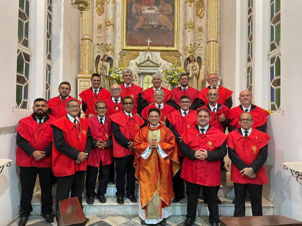 Irmandade do Santíssimo Sacramento de Sobral com o pároco e cura da Catedral, Pe. João Paulo