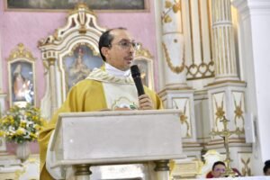 Monsenhor Agnaldo Temóteo durante homilia