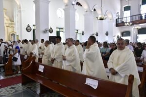 Uma parte do clero diocesano reunido durante a Santa Missa