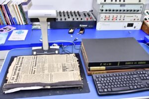 Jornal Correio da Semana sendo digitalizado