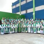 Bispos e padres antes da missa de abertura