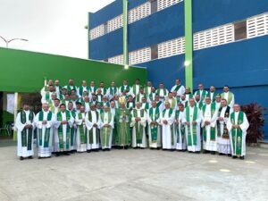 Bispos e padres antes da missa de abertura