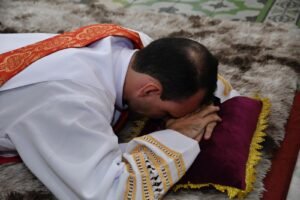 Diácono Adalberto prostrado ao chão durante a ladainha de todos os Santos