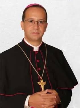 Dom Vasconcelos de preto