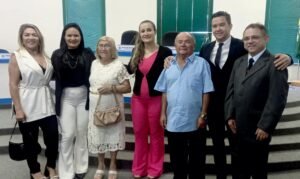 Maria Luiza Lira, Ver. Regiane Gomes, Luíza Lira, Ver. Carla Cristiane, Izídio Lira, Ver. Farias Filho e o homenageado José Luís Lira