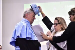 TITULO HONORIS CAUSA UVA (2)