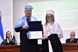 TITULO HONORIS CAUSA UVA (3)