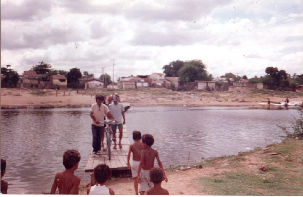 Pessoas atravessando pela ponte de madeira ligando o bairro da Expectativca ao centro de Sobral