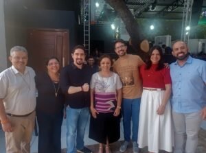 Membros da comunidade Rainha da Paz com Geraldinho Correia