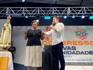 Tasia Montenegro recebendo oração antes do momento de pregação