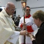 Dom Fernando Saburido visita a Comunidade Católica Rainha da Paz