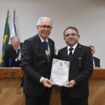 José Luís Lira recebe o diploma de Sócio Honorário das mãos do General Lima Verde