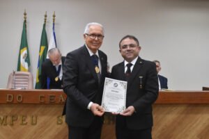 José Luís Lira recebe o diploma de Sócio Honorário das mãos do General Lima Verde