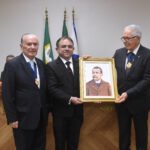 O novo sócio honorário presenteia o Instituto com a foto do Barão de Studart entregue aos presidentes Lima Verde e Seridião Montegro - empossado na noite.