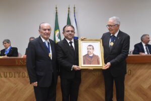 O novo sócio honorário presenteia o Instituto com a foto do Barão de Studart entregue aos presidentes Lima Verde e Seridião Montegro - empossado na noite.