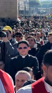 Padre João Paulo Aguiar durante Missa de Exéquias do Papa Francisco