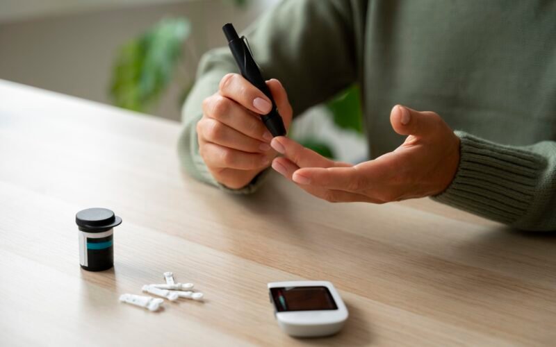 vista-lateral-mulher-diabetica-verificando-seu-nivel-de-glicose