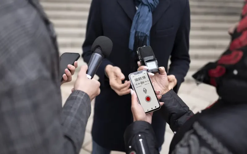 close-no-reporter-dando-uma-entrevista