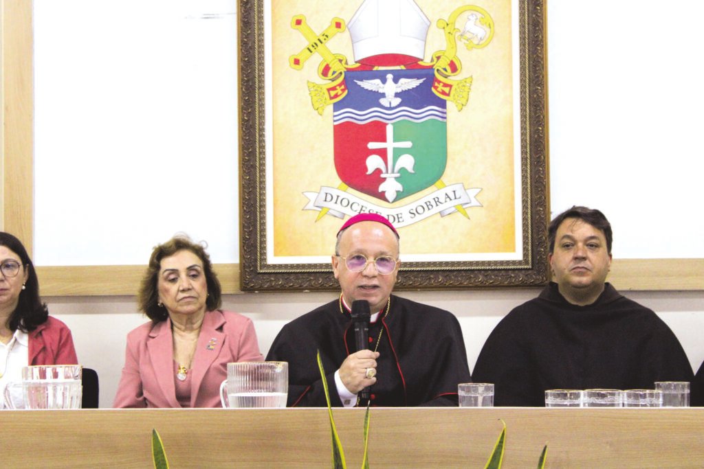 Dom Vasconcelos discursa em posse da nova diretoria da Santa Casa de Sobral