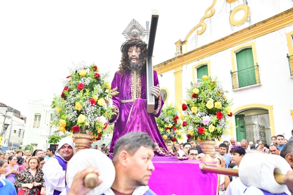 Multidão participa da tradicional Procissão do Bom Jesus (1)
