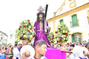 Multidão participa da tradicional Procissão do Bom Jesus (1)