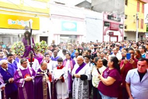Multidão participa da tradicional Procissão do Bom Jesus (2)