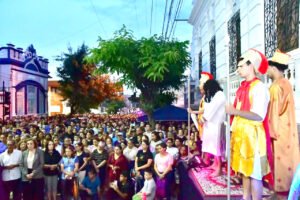 Multidão participa da tradicional Procissão do Bom Jesus (3)
