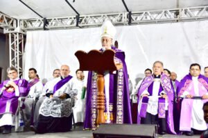 Multidão participa da tradicional Procissão do Bom Jesus (4)