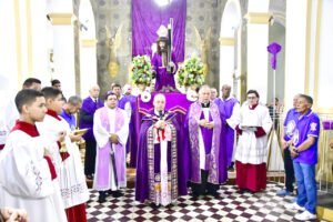 Multidão participa da tradicional Procissão do Bom Jesus (5)