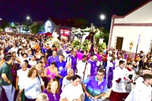 Multidão participa da tradicional Procissão do Bom Jesus (6)