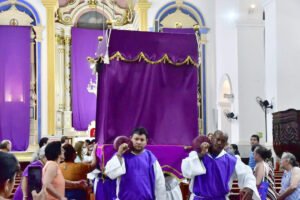 Na noite desta quinta-feira (26-03), a comunidade sobralense se reuniu na Sé Catedral para a San (1)